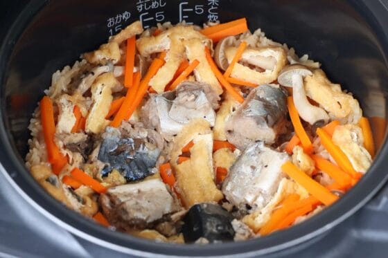 炊き上がった鯖缶炊き込みご飯を蒸らす