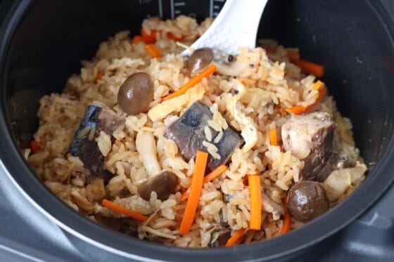 鯖の身を残して炊き込みご飯をさっくり混ぜる