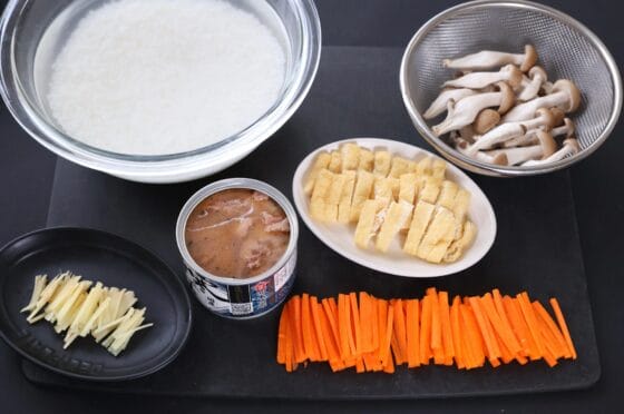 鯖缶炊き込みご飯の米と具材を準備する