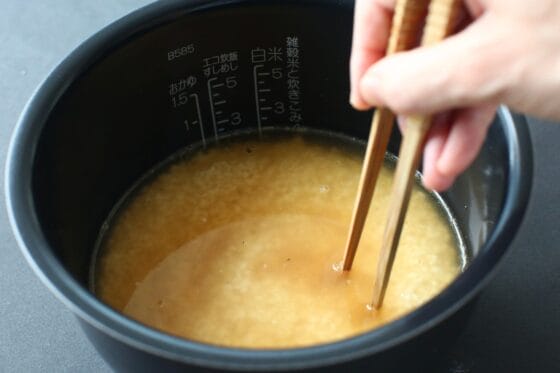 米に鯖缶の汁と調味料を加えて水加減する