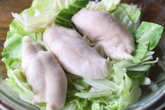 電子レンジで加熱したキャベツとささみ