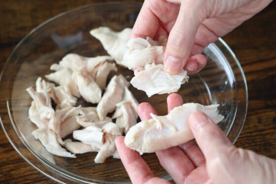 粗熱を取ったささみを食べやすく手で裂く