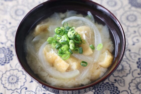 新玉ねぎの味噌汁のレシピ。油揚げ入りで甘みとコクたっぷり