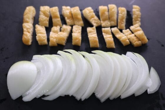 新玉ねぎと油揚げを味噌汁用に切る