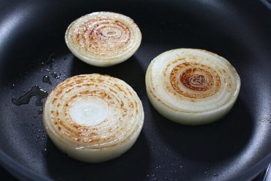 新玉ねぎステーキにこんがり焼き色をつける