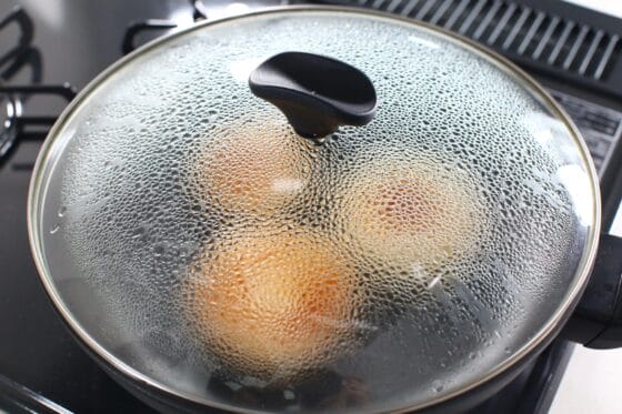 ふたをして新玉ねぎを蒸し焼きにする