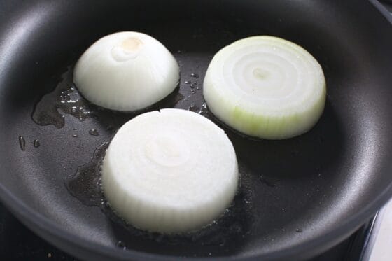 新玉ねぎをフライパンに並べて焼き始める