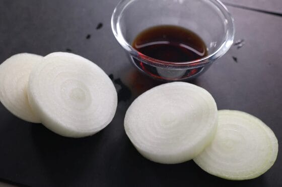 新玉ねぎステーキ用に輪切りと調味料を準備する