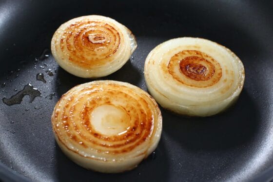 蒸し焼きにして透明感が出た新玉ねぎ