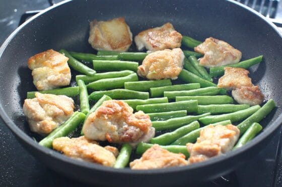 焼いた鶏もも肉にいんげんを加える