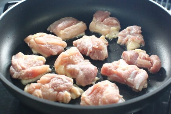 鶏もも肉を皮目からフライパンで焼く