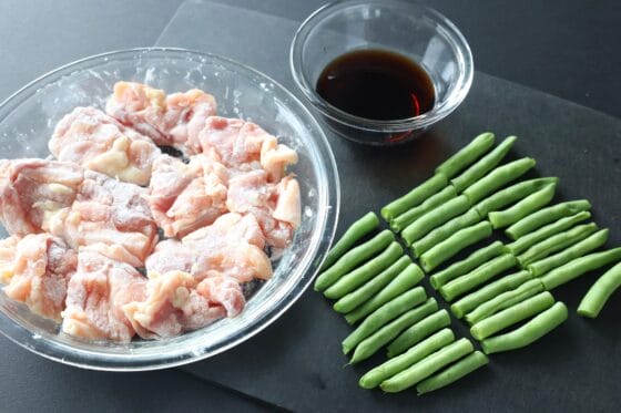 鶏もも肉といんげんの甘辛炒めの材料を用意する