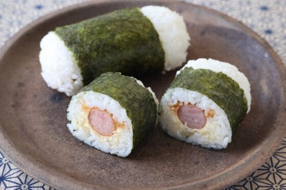 ウインナーおにぎりのレシピ。チーズ醤油マヨで食べごたえ満点！
