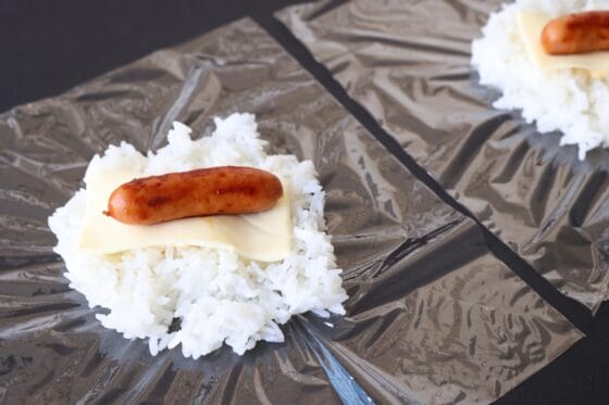 ごはんにチーズとウインナーをのせる