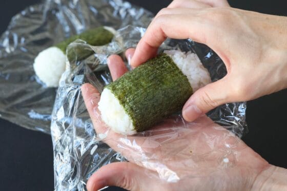 ウインナーおにぎりに焼き海苔を巻く
