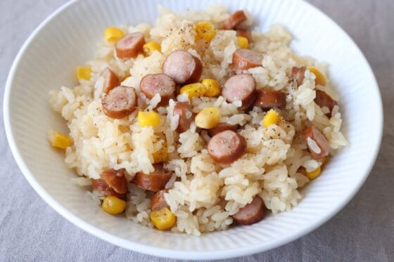 ウインナー炊き込みご飯のレシピ。炊飯器で簡単！コーンとバターでコク旨