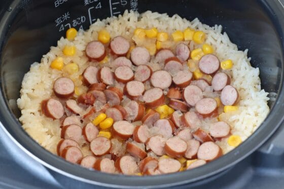 炊き上がったウインナー炊き込みご飯