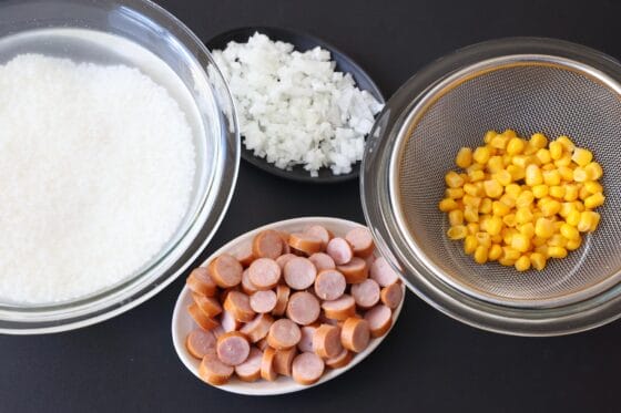ウインナー炊き込みご飯の米と具材を用意する