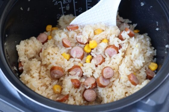 炊き込みご飯にバターを加えて混ぜる