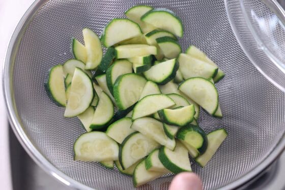 レンジで加熱したズッキーニの水気を切る