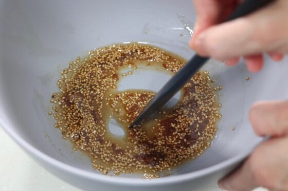 ズッキーニナムルの調味料を混ぜる