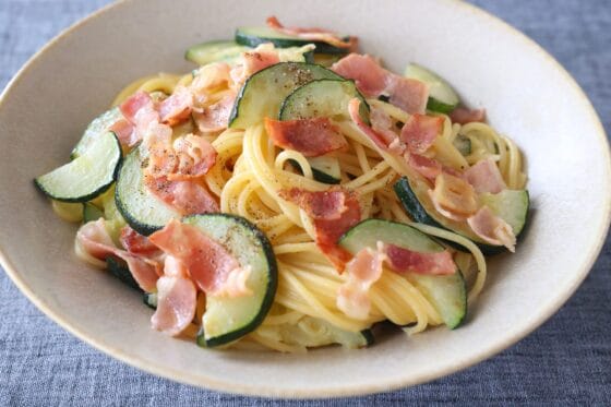 ズッキーニのパスタレシピ。ベーコンの旨みで簡単おいしい！