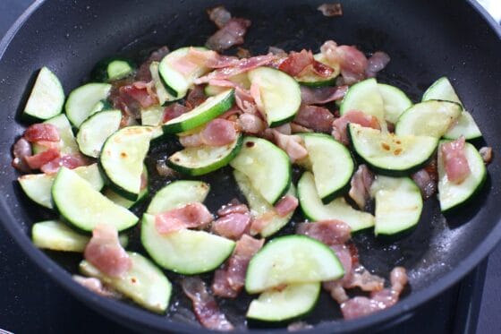 ズッキーニとベーコンに焼き色をつける