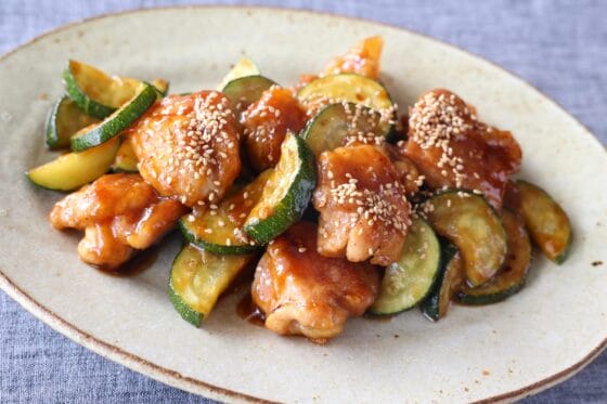 ズッキーニと鶏肉の甘辛醤油炒めレシピ。ご飯に合う簡単おかず