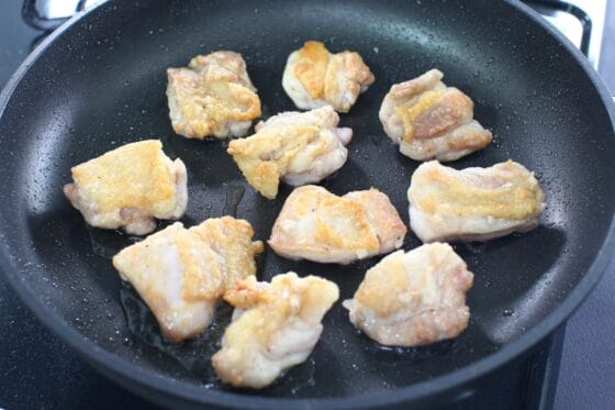 鶏肉を裏返してこんがり焼き色を付ける