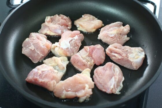 鶏肉を皮目からフライパンで焼く