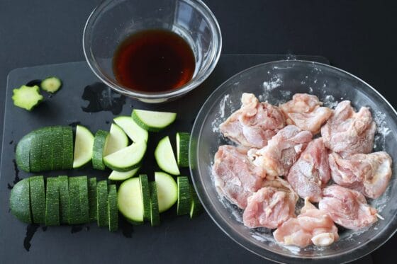 ズッキーニを切り鶏肉に下味と片栗粉をまぶす