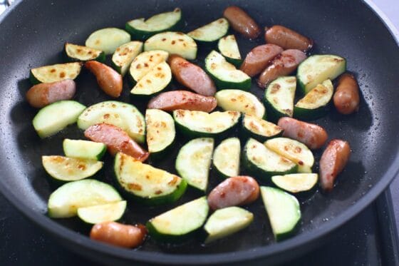 ズッキーニとウインナーに焼き色をつける
