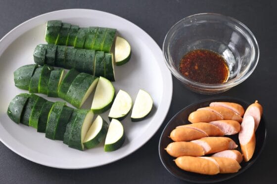 ズッキーニとウインナーを切りにんにく醤油だれを作る