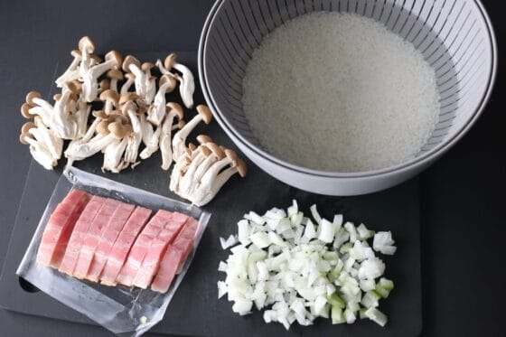 ベーコンの炊き込みご飯用に米を研いで浸水させて具材を切る