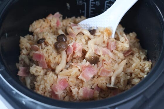 炊き上がったベーコンご飯にバターを混ぜる