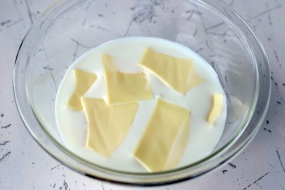 牛乳にスライスチーズを加える