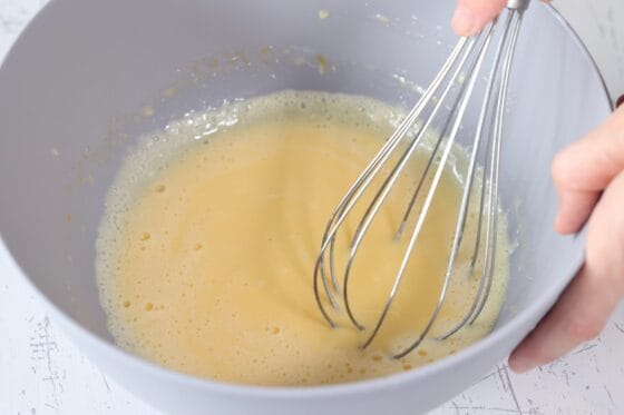 卵液にチーズが溶けた牛乳を加える
