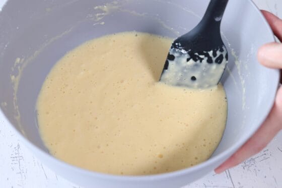 薄力粉とベーキングパウダーを加えてさっくり混ぜてチーズ蒸しパンの生地を作る