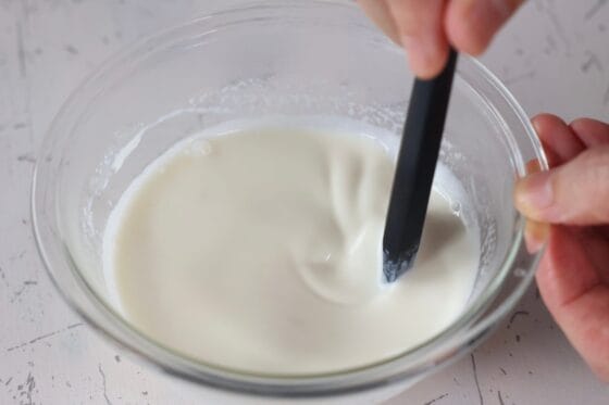 溶けたチーズと牛乳を混ぜる