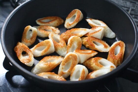 ちくわを裏返し、両面に香ばしい焼き色が付くまで中火で焼く