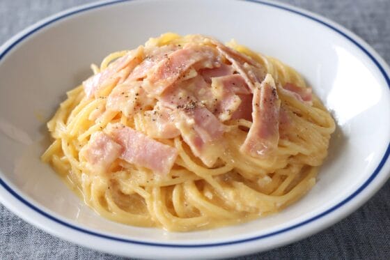 牛乳カルボナーラの簡単レシピ。全卵で作る！生クリームなし