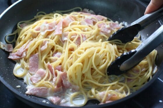 茹でたパスタと茹で汁を牛乳のソースに加えて混ぜる