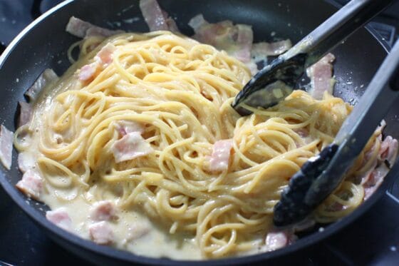 火を止めて卵と粉チーズを加えてパスタを手早く混ぜる