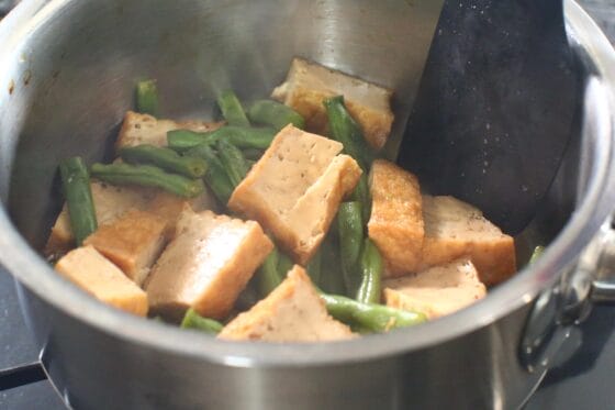 落としぶたを外し、いんげんと厚揚げの煮汁を煮詰める
