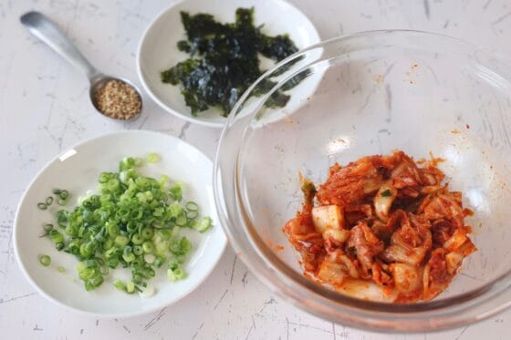 小ねぎと韓国海苔を用意し、白菜キムチをごま油と醤油で和える