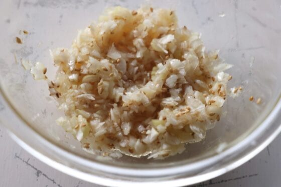 長ねぎ、ごま油、塩、白いりごまを混ぜてねぎ塩だれを作る