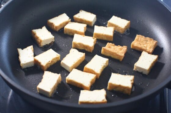 フライパンに厚揚げを重ならないように並べ、中火で片面を焼く