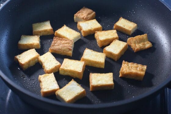 厚揚げを裏返し、両面に薄い焼き色が付くまで中火で焼く