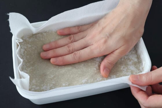 ぬか床の水分をキッチンペーパーで吸い取る