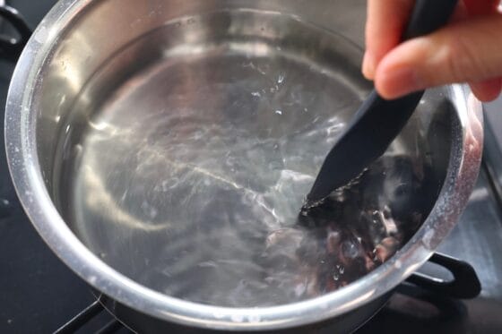 ぬか床に使う塩水を混ぜて完全に冷ます